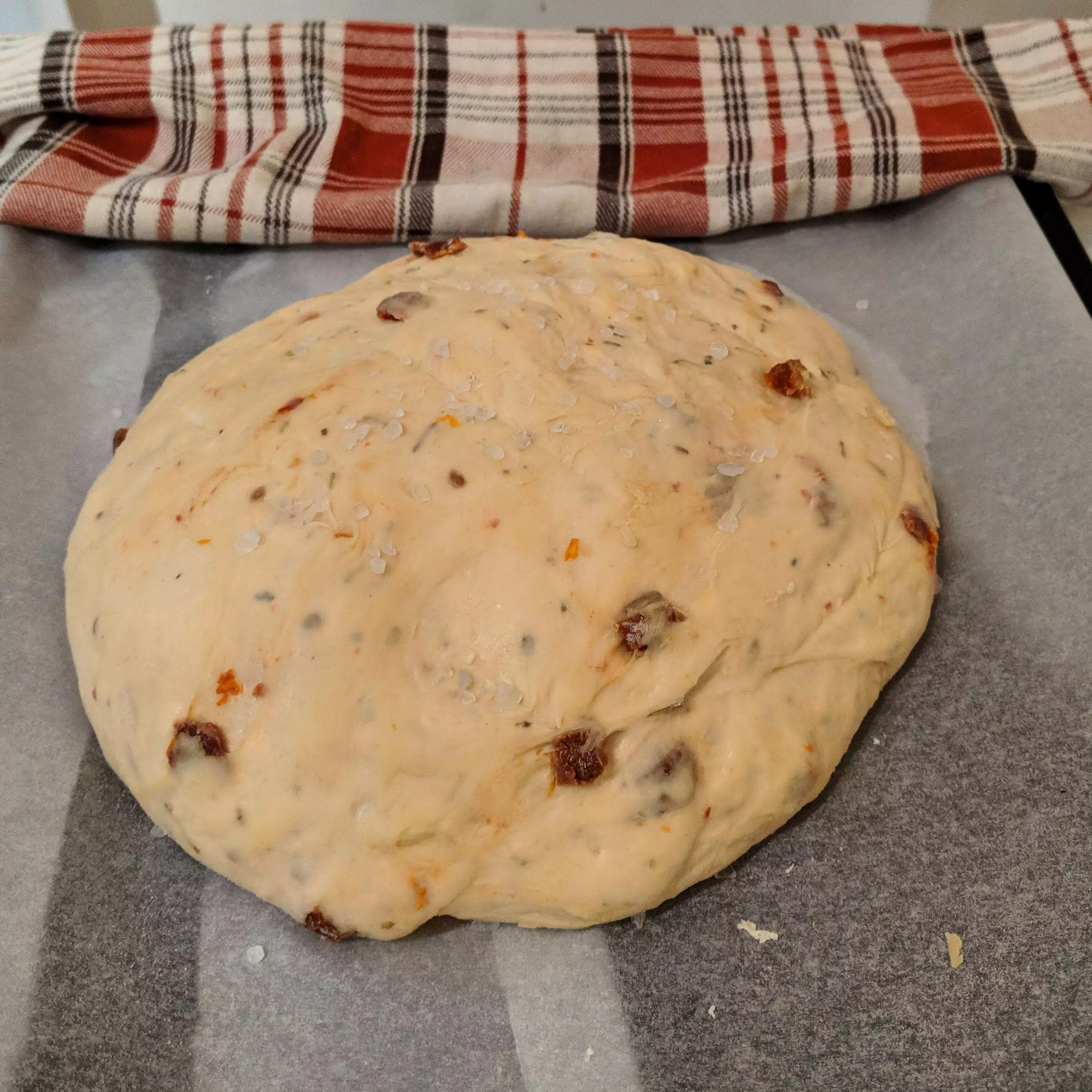 Chleb pszenny z suszonymi pomidorami - ciasto.