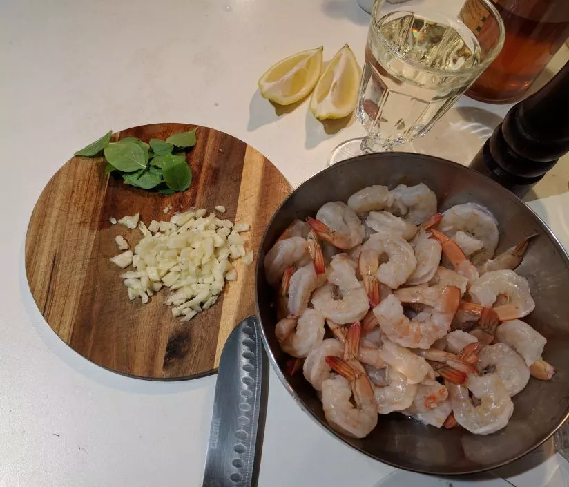 Składniki potrzebne do przygotowania krewetek na patelni.