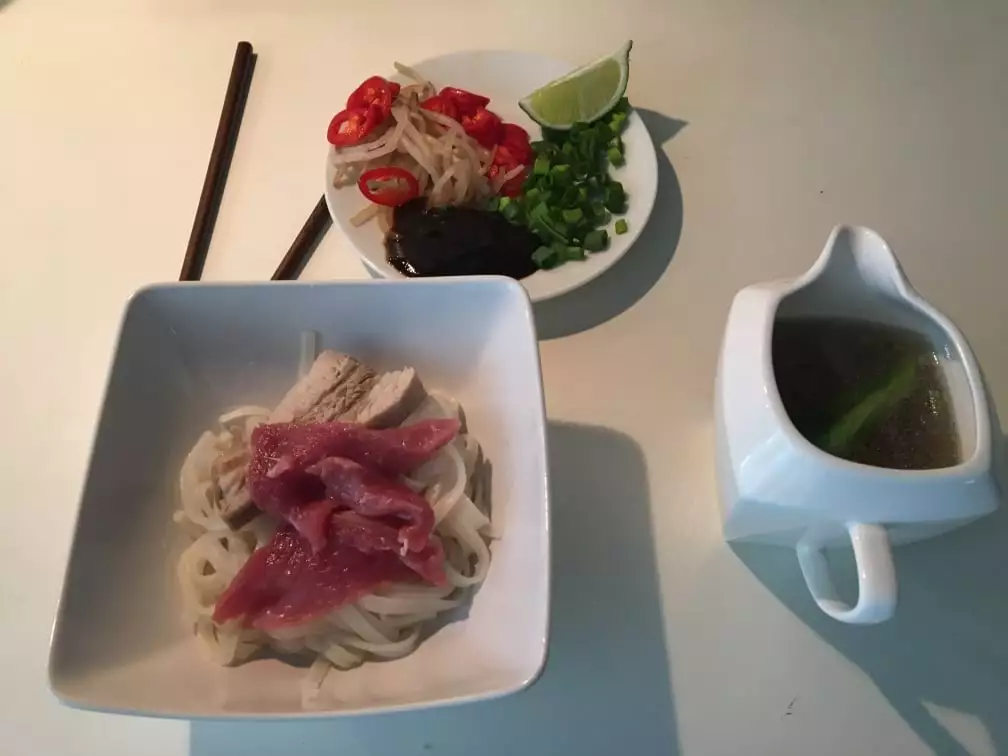 Pho Bo przed zjedzeniem i zmieszaniem