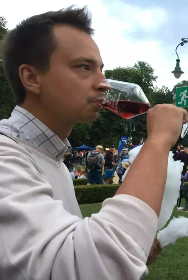 Eger, wino, wata cukrowa.